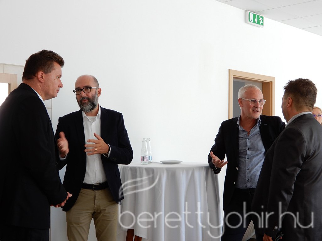 Szijjártó Péter látogatása a Mezei Vill-nél 09